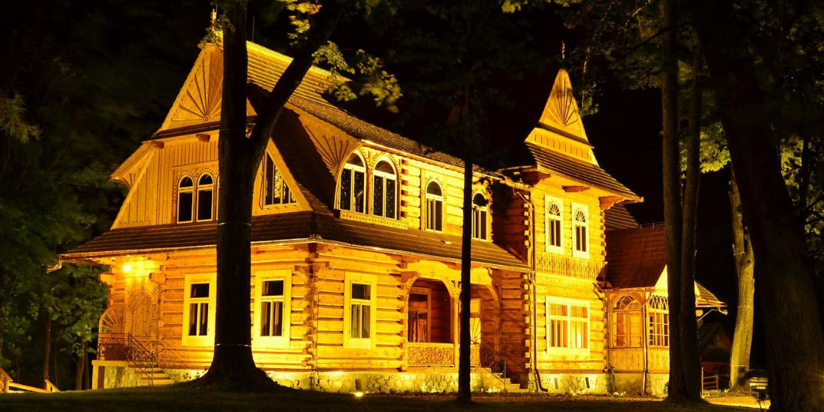 drewniany dom, noc, światła lamp